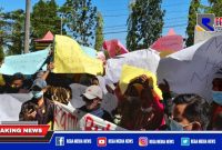 Warga Desa Patenteng saat melakukan aksi demo didepan kantor DPMD Bangkalan.