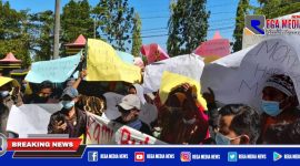 Warga Desa Patenteng saat melakukan aksi demo didepan kantor DPMD Bangkalan.