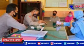 Warga Muneng Desa Mayangan Jember saat melaporkan kepala dusunnya ke polisi.