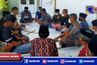 Kasat Reskrim Polres Sampang didampingi Kasat Intel dan Kanit Reskrim saat menemui keluarga korban pembunuhan Suliman.