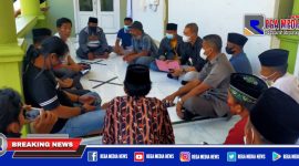 Kasat Reskrim Polres Sampang didampingi Kasat Intel dan Kanit Reskrim saat menemui keluarga korban pembunuhan Suliman.