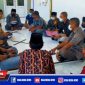 Kasat Reskrim Polres Sampang didampingi Kasat Intel dan Kanit Reskrim saat menemui keluarga korban pembunuhan Suliman.