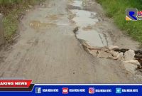 Jalan rusak dan berlubang di Desa Gunung Rancak - Tobai Timur.