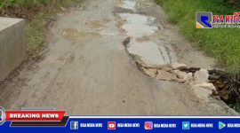 Jalan rusak dan berlubang di Desa Gunung Rancak - Tobai Timur.