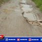 Jalan rusak dan berlubang di Desa Gunung Rancak - Tobai Timur.