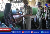 Petugas Satpol PP saat merazia dan memberikan himbauan ke pemilik warung agar tidak buka di siang hari selama ramadhan.