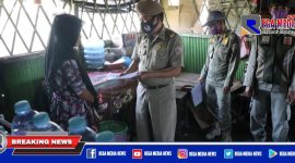 Petugas Satpol PP saat merazia dan memberikan himbauan ke pemilik warung agar tidak buka di siang hari selama ramadhan.