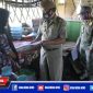 Petugas Satpol PP saat merazia dan memberikan himbauan ke pemilik warung agar tidak buka di siang hari selama ramadhan.