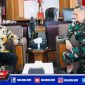 Bupati Pamekasan (Baddrut Tamam) saat berkomunikasi dengan pimpinan Akademi Militer (Akmil) di Magelang, Jawa Tengah.