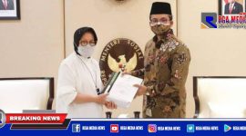 Bupati Bangkalan saat menyerahkan dokumen gelar pahlawan Syaikhona Kholil kepada Menteri Sosial.