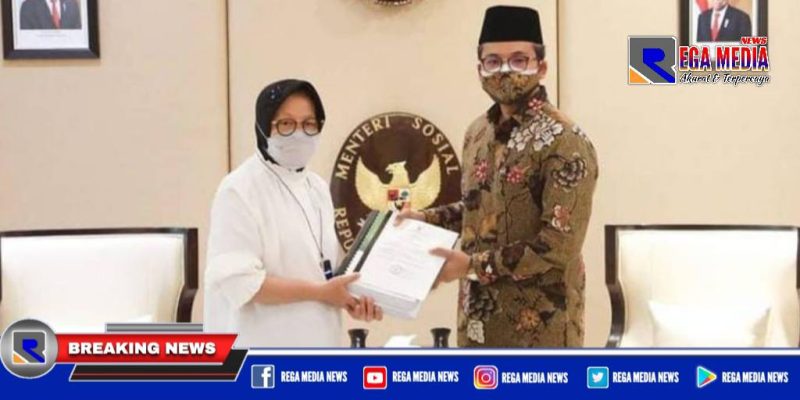 Bupati Bangkalan saat menyerahkan dokumen gelar pahlawan Syaikhona Kholil kepada Menteri Sosial.