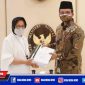 Bupati Bangkalan saat menyerahkan dokumen gelar pahlawan Syaikhona Kholil kepada Menteri Sosial.