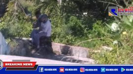 Tampak seorang siswa dan siswi tengah mesra berpacaran diatas motor didekat kuburan di area wisata Gua Lebar, Sampang.