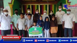 Baitul Mal Aceh Selatan saat menyerahkan bantuan kepada sejumlah anak yatim piatu secara simbolis.