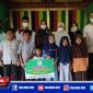 Baitul Mal Aceh Selatan saat menyerahkan bantuan kepada sejumlah anak yatim piatu secara simbolis.