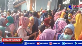 Kerumunan saat penerimaan Bantuan Presiden Usaha Mikro (BPUM) depan Bank BNI cabang Sampang.