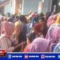 Kerumunan saat penerimaan Bantuan Presiden Usaha Mikro (BPUM) depan Bank BNI cabang Sampang.