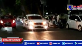 Tampak dua mobil melaju kencang di sepanjang jalur nasional Jl. Wachid Hasyim, Sampang.