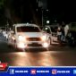 Tampak dua mobil melaju kencang di sepanjang jalur nasional Jl. Wachid Hasyim, Sampang.