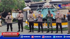 Polsek Krembangan bersama tiga pilar wilayah saat didepan Pura Agung Jagat Karana, Surabaya.
