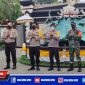 Polsek Krembangan bersama tiga pilar wilayah saat didepan Pura Agung Jagat Karana, Surabaya.