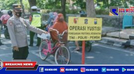 Petugas gabungan saat melaksanakan Operasi Penertiban Masker di Jl. Nyamplungan Surabaya.