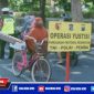 Petugas gabungan saat melaksanakan Operasi Penertiban Masker di Jl. Nyamplungan Surabaya.