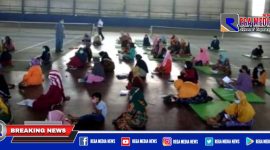 Situasi saat penyaluran Banpres BPUM oleh pihak Bank BNI cabang Sampang kepada penerima di GOR Indoor.