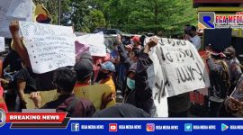 Puluhan warga saat melakukan aksi unjuk rasa ke Pemkab Bangkalan.