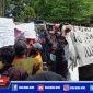 Puluhan warga saat melakukan aksi unjuk rasa ke Pemkab Bangkalan.