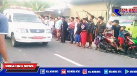 Tampak mobil ambulance mengevakuasi korban kecelakaan di jalan raya Torjunan, Sampang.