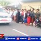 Tampak mobil ambulance mengevakuasi korban kecelakaan di jalan raya Torjunan, Sampang.