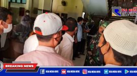 Massa dari empat desa saat menggeledah kantor Bupati Bangkalan.