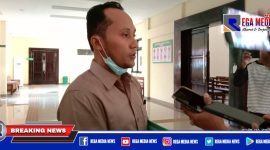 Abdul Azis SH, kuasa hukum dua oknum LSM di Sampang, inisial AH dan RZ, saat diwawancara awak media.