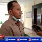 Abdul Azis SH, kuasa hukum dua oknum LSM di Sampang, inisial AH dan RZ, saat diwawancara awak media.