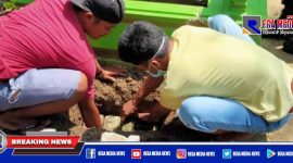 Warga saat menggali kuburan bayi yang ditemukan dan menggerkan warga Pademawu.