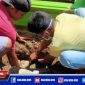 Warga saat menggali kuburan bayi yang ditemukan dan menggerkan warga Pademawu.