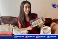Putri Indonesia 2020, RR Ayu Maulida Putri saat menunjukkan batik tulis asli Pamekasan.
