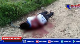 Korban tergeletak bersimbah darah dengan luka bacok dibagian punggung.