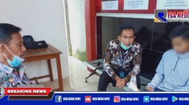 Petugas Lapas Narkotika Pamekasan saat meminta keterangan terhadap pengunjung yang selundupkan 40 SIM Card.