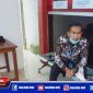 Petugas Lapas Narkotika Pamekasan saat meminta keterangan terhadap pengunjung yang selundupkan 40 SIM Card.