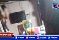 Dua pelaku narkoba saat diintrogasi oknum anggota Resmob Polrestabes Surabaya disalah satu warkop.