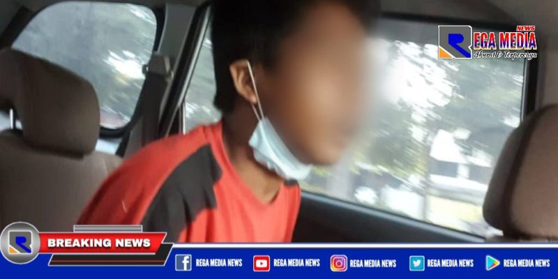 Salah satu pelaku pengeroyokan mahasiswa Stikosa AWS saat ditangkap polisi.