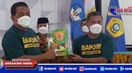 Rektor UTM (Dr. Drs.Ec. H. Muh. Syarif) saat menerima maskot Pomnas 2022 dari Ketua Umum Bapomi Jawa Timur (Dr. Mu'arifin) di lantai 10 Aula Gedung Rektoriat UTM.