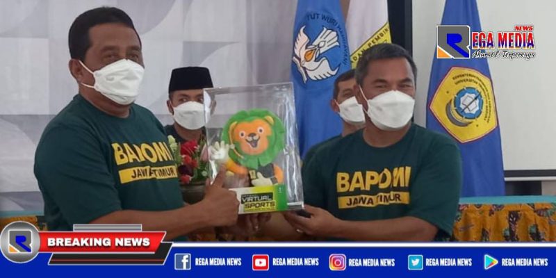 Rektor UTM (Dr. Drs.Ec. H. Muh. Syarif) saat menerima maskot Pomnas 2022 dari Ketua Umum Bapomi Jawa Timur (Dr. Mu'arifin) di lantai 10 Aula Gedung Rektoriat UTM.