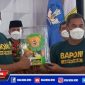 Rektor UTM (Dr. Drs.Ec. H. Muh. Syarif) saat menerima maskot Pomnas 2022 dari Ketua Umum Bapomi Jawa Timur (Dr. Mu'arifin) di lantai 10 Aula Gedung Rektoriat UTM.