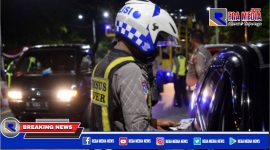 Kondisi hari pertama penyekatan larangan mudik di pintu Suramadu sisi Surabaya.