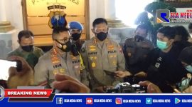 Kapolrestabes Surabaya didampingi Kabid Humas Polda Jatim saat diwawancarai awak media.