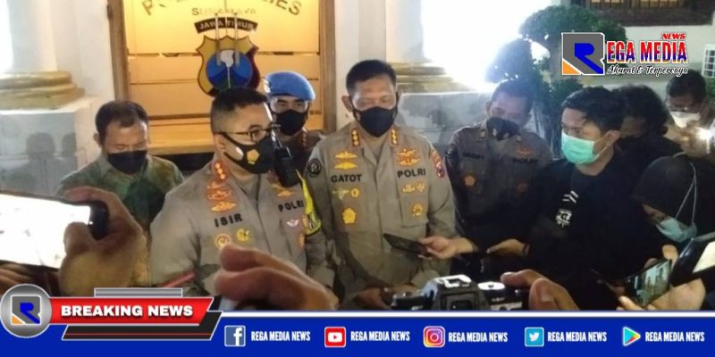 Kapolrestabes Surabaya didampingi Kabid Humas Polda Jatim saat diwawancarai awak media.
