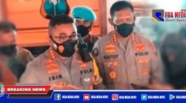 Kapolrestabes Surabaya (Kombes Pol Jhonny Edizon Isir) didampingi Kabid Humas Polda Jatim (Kombes Pol Gatot Repli Handoko) saat diwawancara awak media.